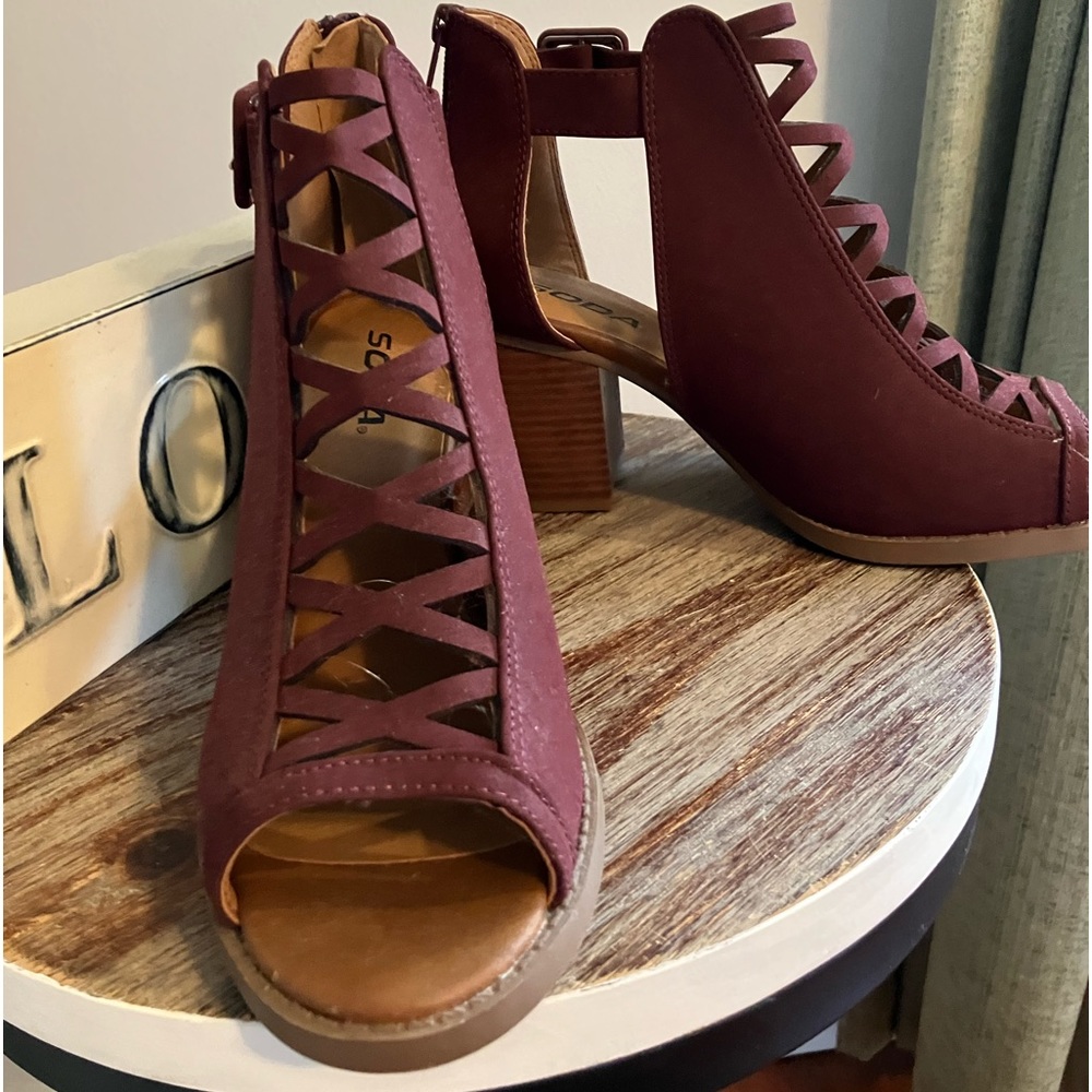 Burgundy zip up platforms size 81/2